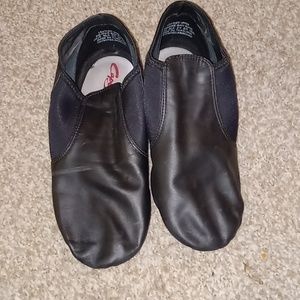 I'm selling jazz shoes in the color black. I wear a women size 9.